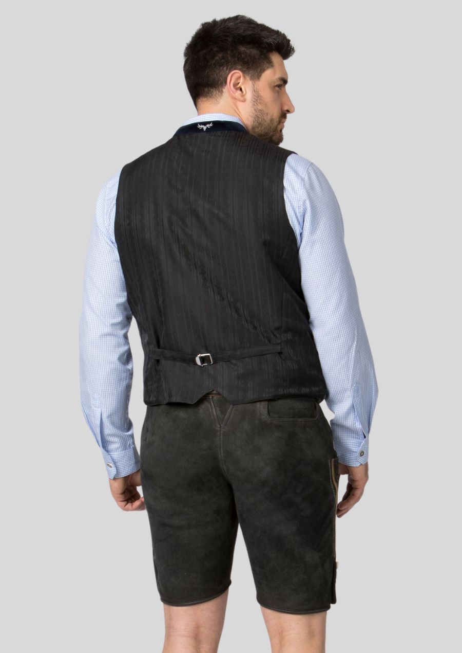 Discover the versatility of our lightweight and water-resistant men's lederhosen. Perfect for all seasons, these lederhosen are designed to keep you comfortable and stylish, whether you're braving the rain or enjoying a sunny day.