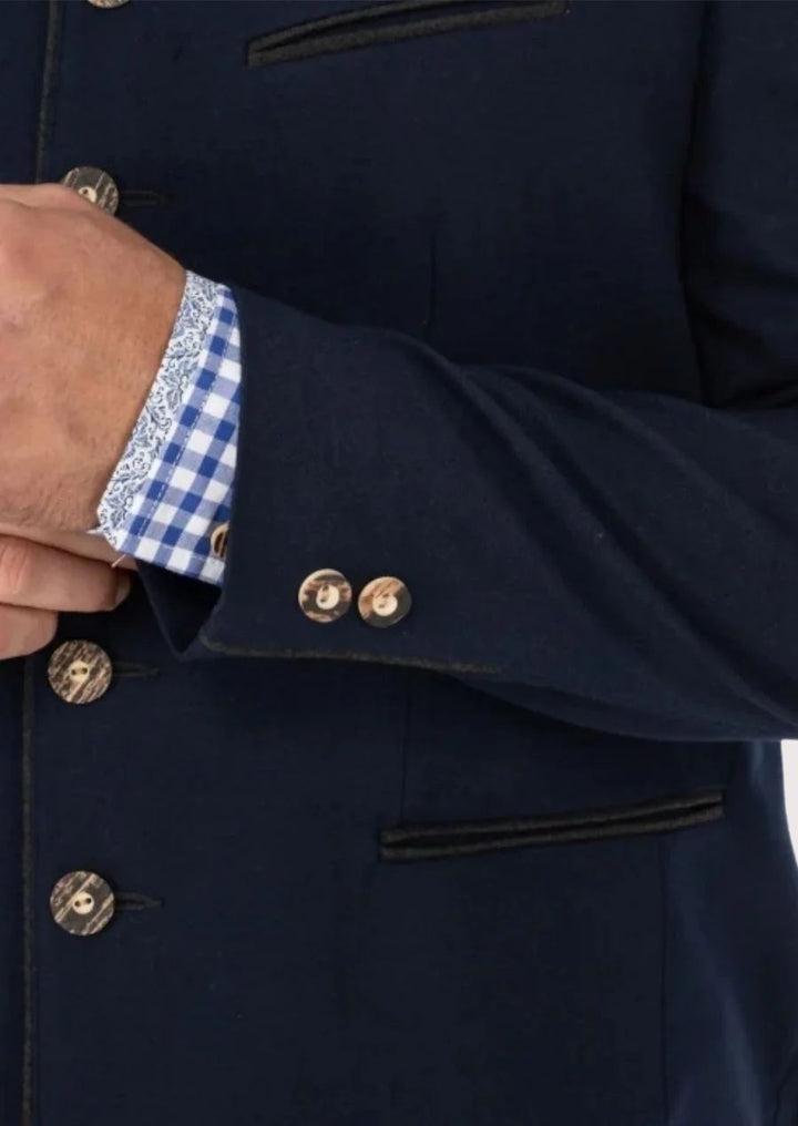 Stylish men’s Trachten jacket for Oktoberfest, featuring vintage buttons and a chic collar.
