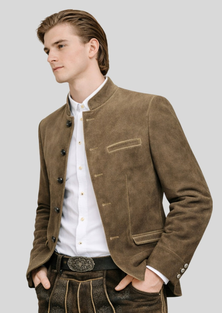 Elegant men’s trachten jacket in classic Bavarian style worn with traditional lederhosen and white shirt.