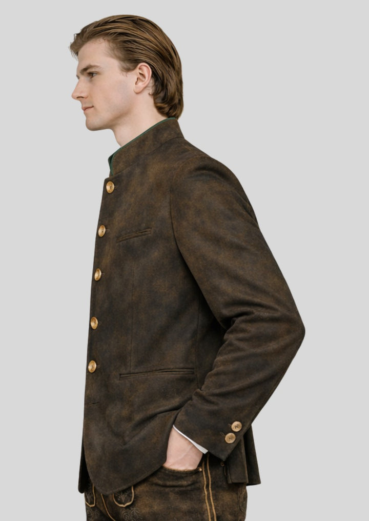 Premium alpine men’s jacket styled in Bavarian trachten fashion with textured fabric and elegant buttons.